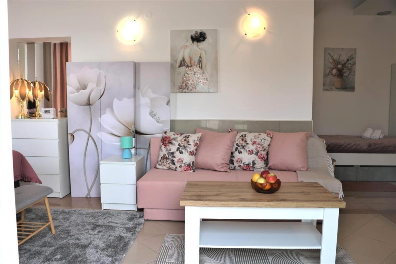 Apartament Carla -79 M2 -1 Bedroom -1 Bathroom -2 Wc